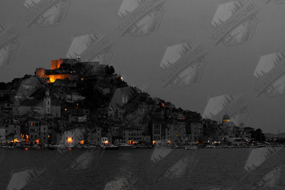 Spotlights – Abendpanorama von Šibenik, Kroatien als hochauflösender digitaler Foto-Download