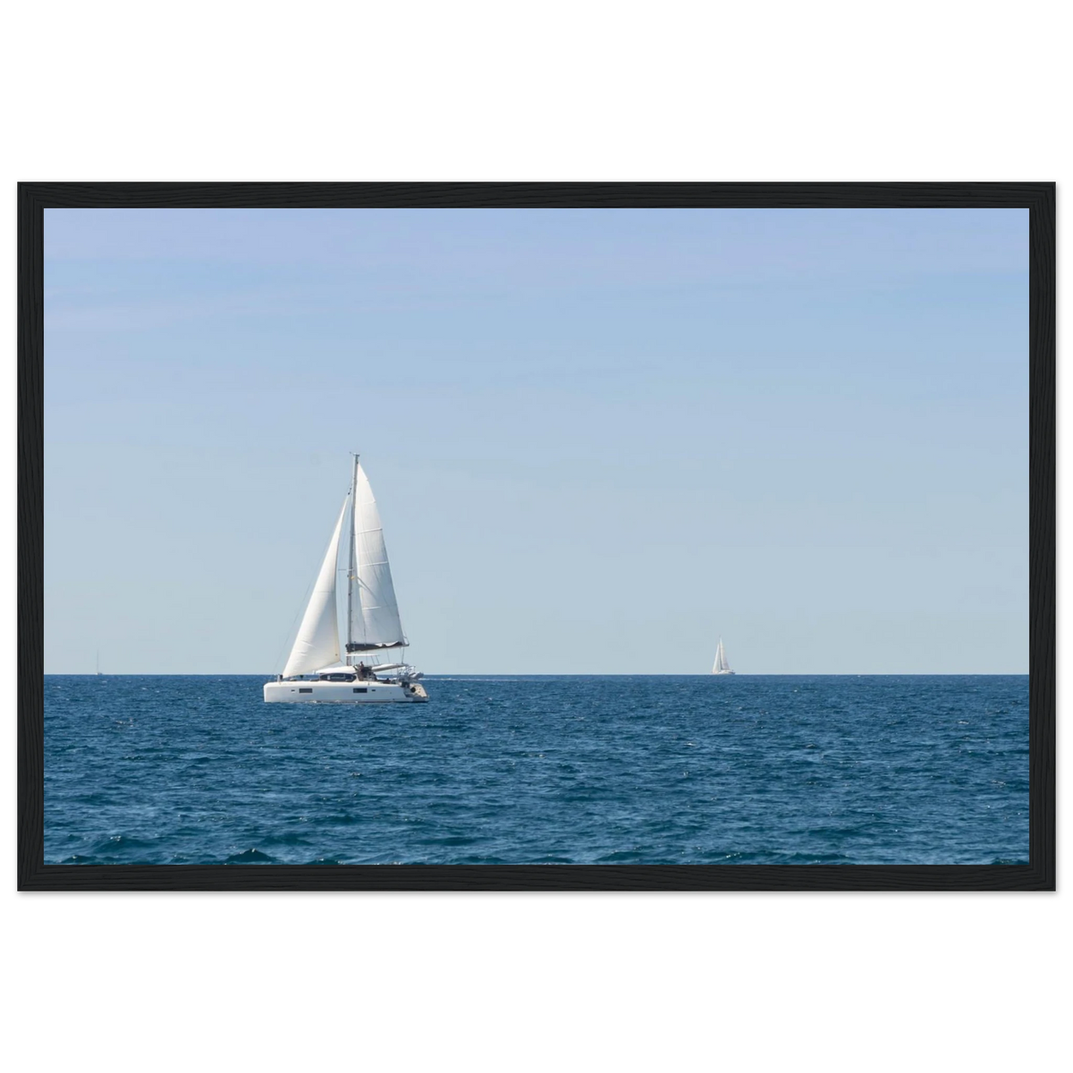 Sailing Boat – Segelboot am Horizont als Fotodruck im Holzrahmen