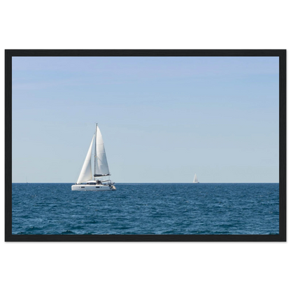 Sailing Boat – Segelboot am Horizont als Fotodruck im Holzrahmen