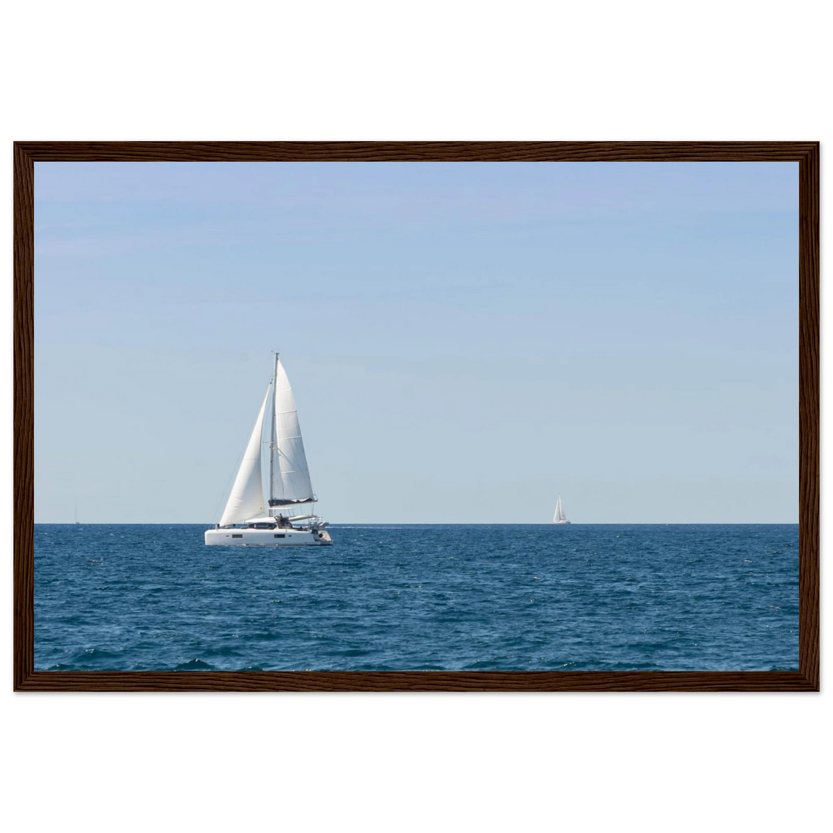 Sailing Boat – Segelboot am Horizont als Fotodruck im Holzrahmen