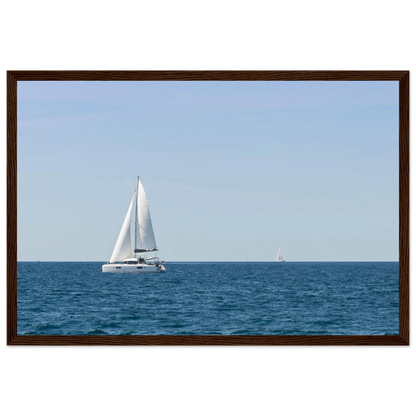Sailing Boat – Segelboot am Horizont als Fotodruck im Holzrahmen