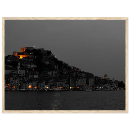 Spotlights – Abendpanorama von Šibenik, Kroatien als Fotodruck im Holzrahmen