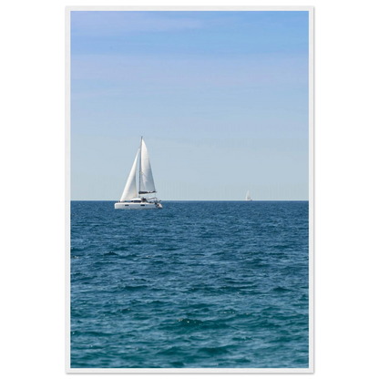 Sailing Boat – Segelboot am Horizont als Fotodruck im Holzrahmen