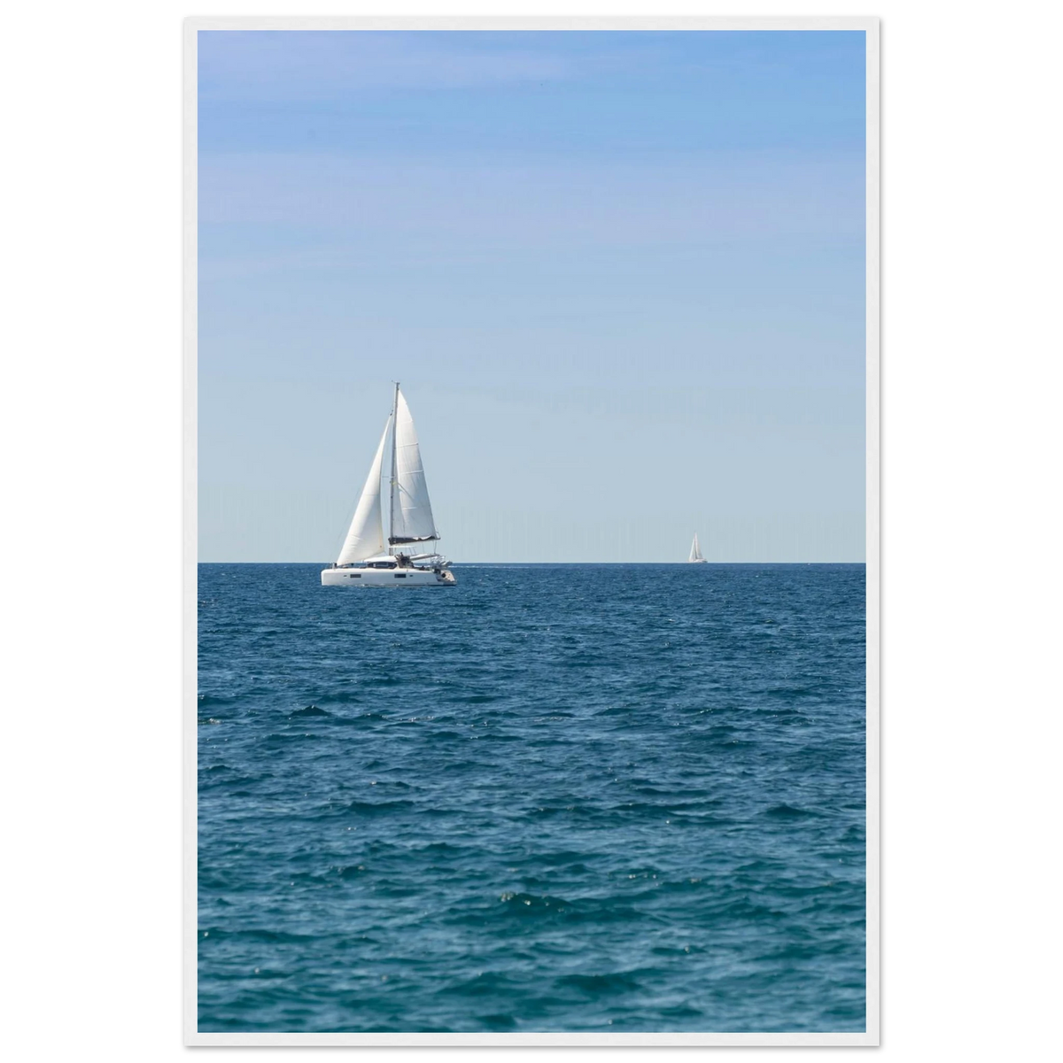 Sailing Boat – Segelboot am Horizont als Fotodruck im Holzrahmen