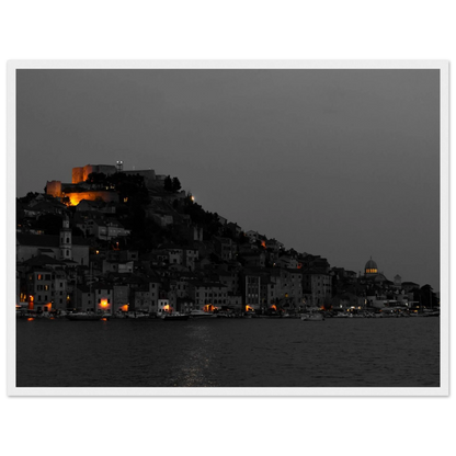 Spotlights – Abendpanorama von Šibenik, Kroatien als Fotodruck im Holzrahmen