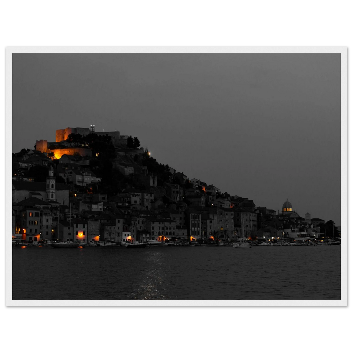 Spotlights – Abendpanorama von Šibenik, Kroatien als Fotodruck im Holzrahmen
