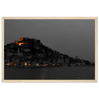 Spotlights – Abendpanorama von Šibenik, Kroatien als Fotodruck im Holzrahmen