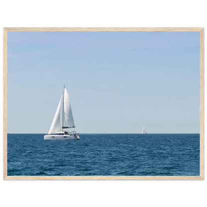 Sailing Boat – Segelboot am Horizont als Fotodruck im Holzrahmen