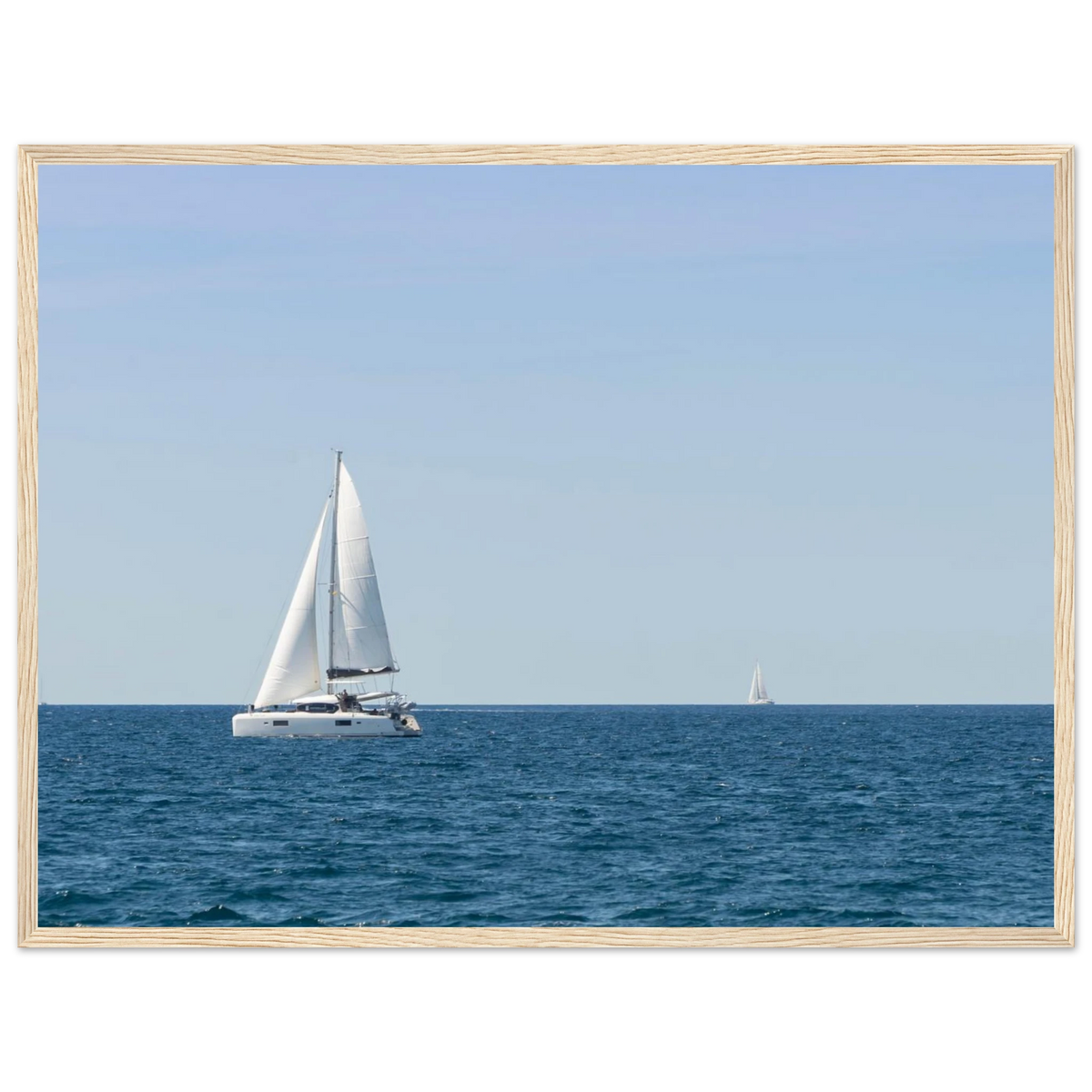 Sailing Boat – Segelboot am Horizont als Fotodruck im Holzrahmen
