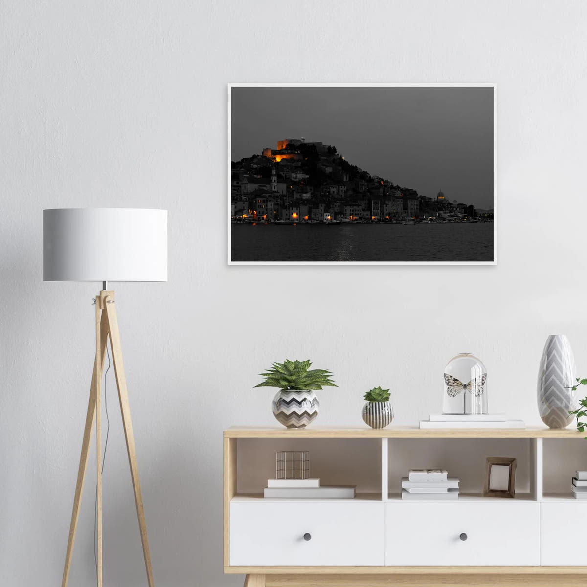 Spotlights – Abendpanorama von Šibenik, Kroatien als Fotodruck im Holzrahmen