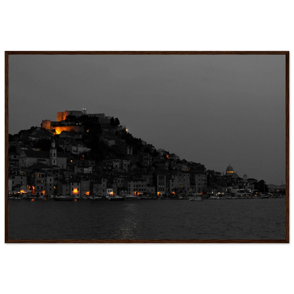 Spotlights – Abendpanorama von Šibenik, Kroatien als Fotodruck im Holzrahmen
