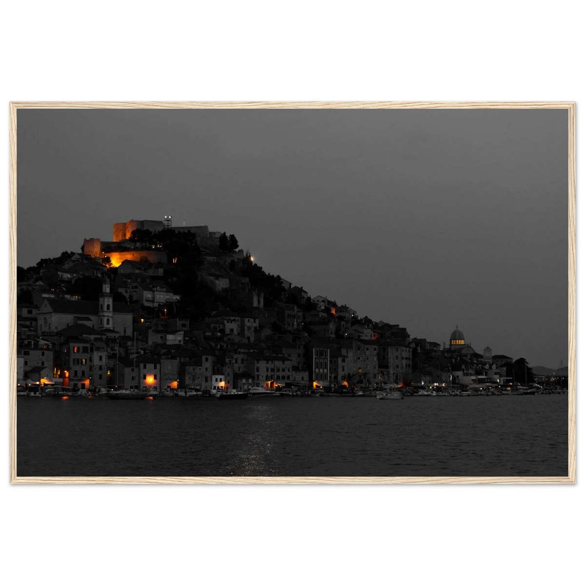 Spotlights – Abendpanorama von Šibenik, Kroatien als Fotodruck im Holzrahmen
