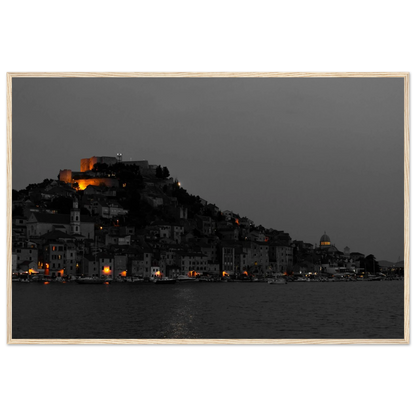 Spotlights – Abendpanorama von Šibenik, Kroatien als Fotodruck im Holzrahmen