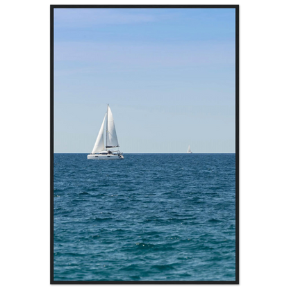 Sailing Boat – Segelboot am Horizont als Fotodruck im Holzrahmen